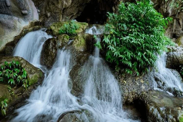 Khu du lịch Hang Phượng Hoàng nằm ở trên núi Phượng Hoàng